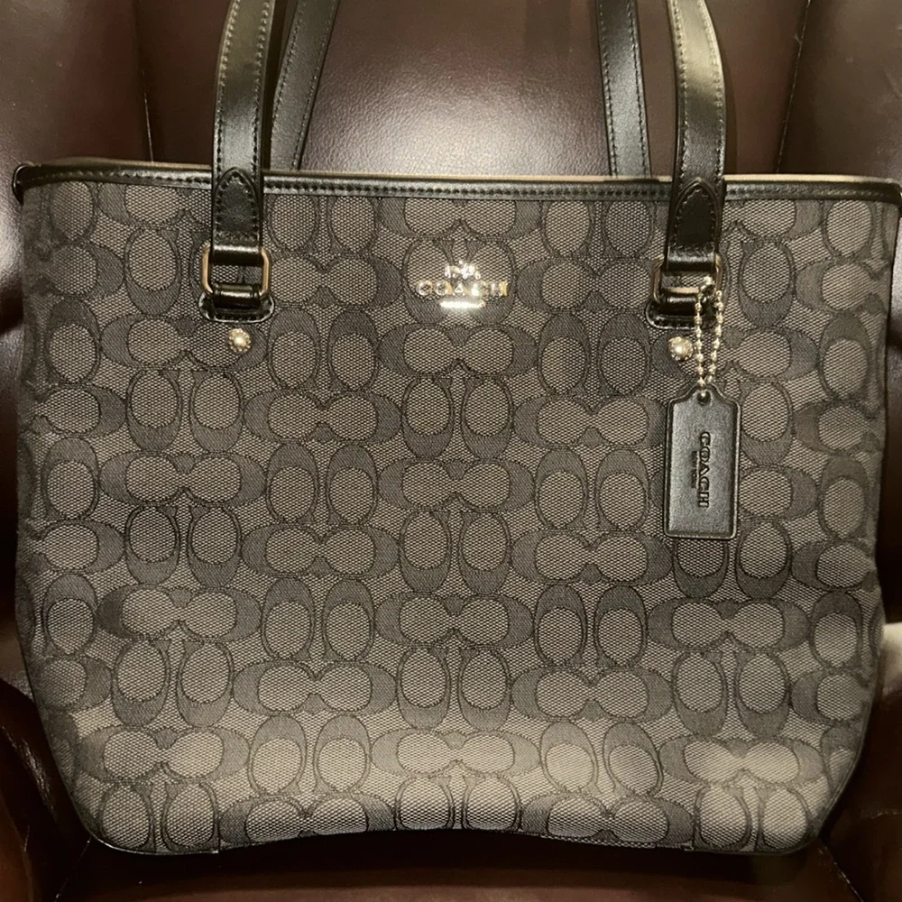 ***SOLD** NWOT Coach Canvas & Leather Signature Gallery Tote - Picture 2 of 15